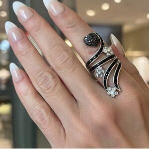 Vintage This & That crystal black & clear floral & heart ring, silver finish🖤🤍🩶💍